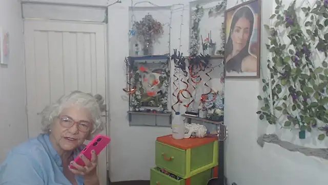 Snapshot of FunnyGrandma chatting on 10/22/25, 02:34 FunnyGrandma online show from 10/22/25, 02:34