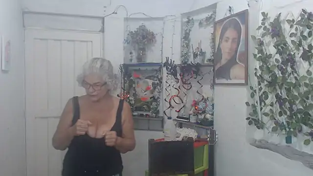 Snapshot of FunnyGrandma chatting on 10/23/25, 03:06 FunnyGrandma online show from 10/23/25, 03:06