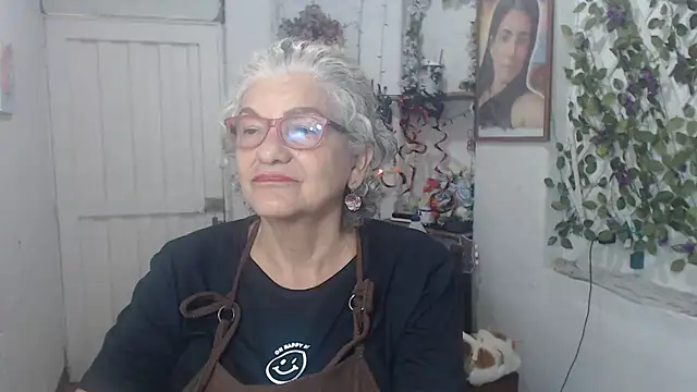 Snapshot of FunnyGrandma chatting on 10/28/25, 03:10 FunnyGrandma online show from 10/28/25, 03:10