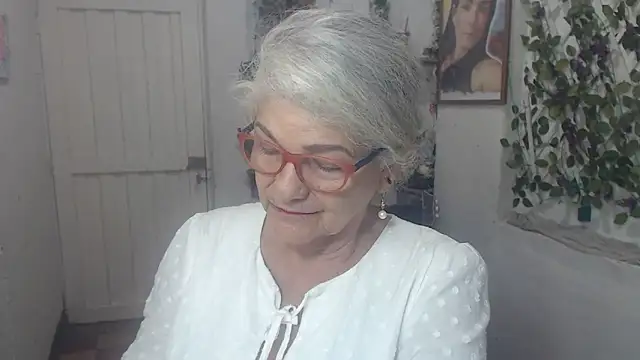Snapshot of FunnyGrandma chatting on 10/29/25, 03:53 FunnyGrandma online show from 10/29/25, 03:53