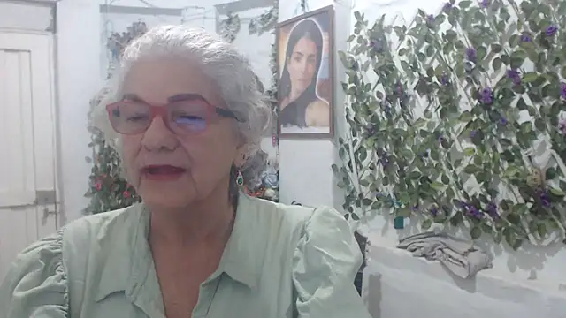 Snapshot of FunnyGrandma chatting on 10/31/25, 03:07 FunnyGrandma online show from 10/31/25, 03:07
