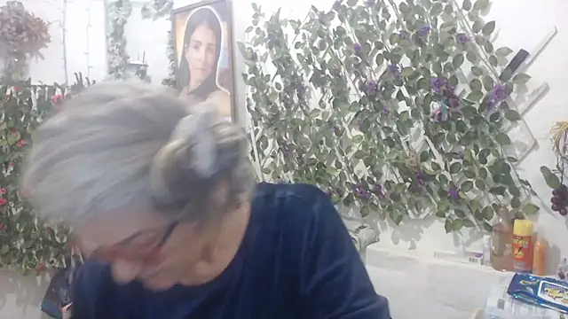 Snapshot of FunnyGrandma chatting on 11/01/25, 09:39 FunnyGrandma online show from 11/01/25, 09:39