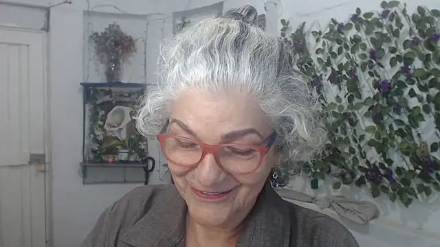 Snapshot of FunnyGrandma chatting on 11/09/25, 11:47 FunnyGrandma online show from 11/09/25, 11:47