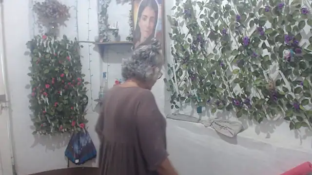 Snapshot of FunnyGrandma chatting on 11/10/25, 10:20 FunnyGrandma online show from 11/10/25, 10:20