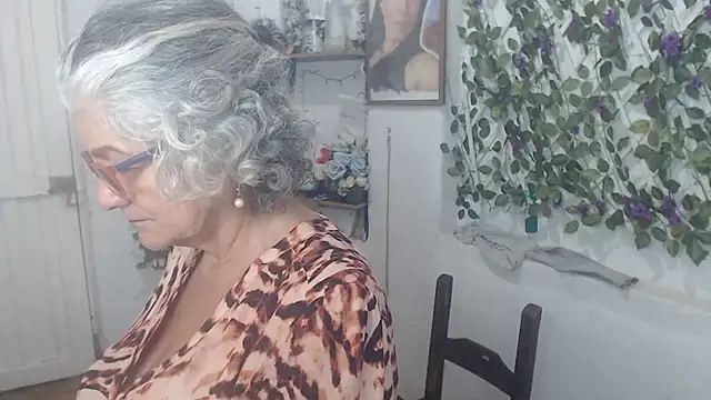 Snapshot of FunnyGrandma chatting on 11/12/25, 02:01 FunnyGrandma online show from 11/12/25, 02:01