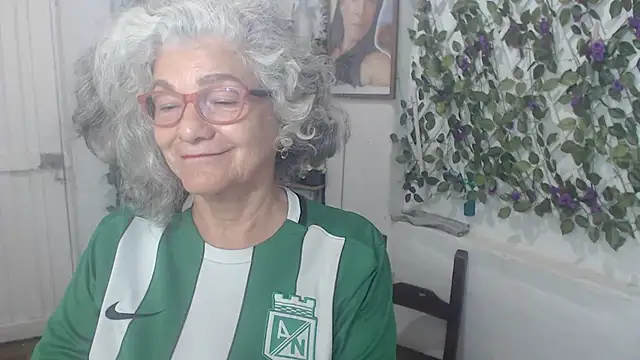 Snapshot of FunnyGrandma chatting on 11/14/25, 01:26 FunnyGrandma online show from 11/14/25, 01:26