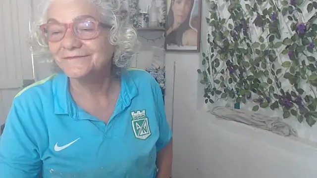 Snapshot of FunnyGrandma chatting on 11/14/25, 06:39 FunnyGrandma online show from 11/14/25, 06:39