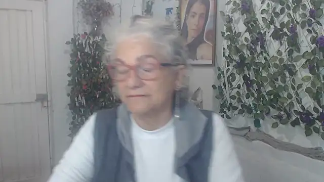 Snapshot of FunnyGrandma chatting on 11/16/25, 04:29 FunnyGrandma online show from 11/16/25, 04:29