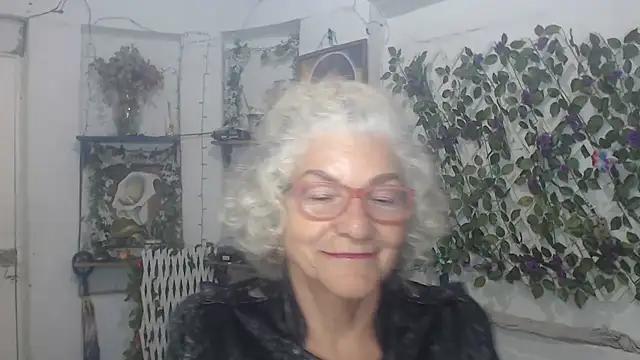 Snapshot of FunnyGrandma chatting on 11/28/25, 11:40 FunnyGrandma online show from 11/28/25, 11:40