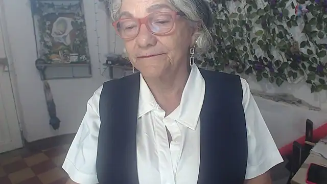 Snapshot of FunnyGrandma chatting on 12/02/25, 12:49 FunnyGrandma online show from 12/02/25, 12:49