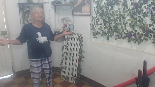 Snapshot of FunnyGrandma chatting on 12/03/25, 05:00 FunnyGrandma online show from 12/03/25, 05:00