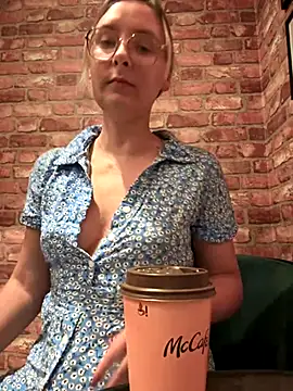 Snapshot of The_Snowwhitee chatting on 09/20/25, 09:05 The Snowwhitee online show from 09/20/25, 09:05