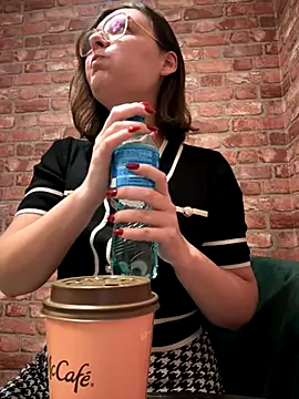 Snapshot of The_Snowwhitee chatting on 10/11/25, 07:12 The Snowwhitee online show from 10/11/25, 07:12