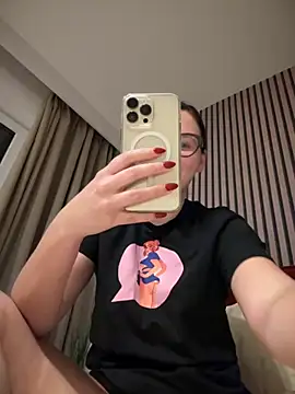 Snapshot of The_Snowwhitee chatting on 10/12/25, 06:18 The Snowwhitee online show from 10/12/25, 06:18