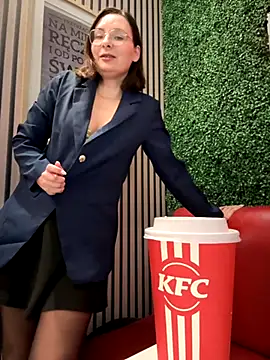 Snapshot of The_Snowwhitee chatting on 10/22/25, 08:25 The Snowwhitee online show from 10/22/25, 08:25