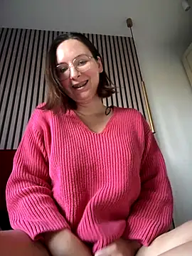 Snapshot of The_Snowwhitee chatting on 10/25/25, 02:02 The Snowwhitee online show from 10/25/25, 02:02