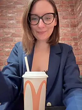 Snapshot of The_Snowwhitee chatting on 11/20/25, 09:14 The Snowwhitee online show from 11/20/25, 09:14