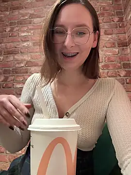 Snapshot of The_Snowwhitee chatting on 11/22/25, 09:14 The Snowwhitee online show from 11/22/25, 09:14