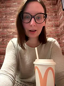 Snapshot of The_Snowwhitee chatting on 12/16/25, 08:47 The Snowwhitee online show from 12/16/25, 08:47