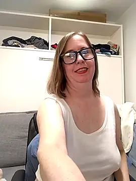 Snapshot of SweetandNaughty1 chatting on 07/06/26, 04:31 SweetandNaughty1 online show from 07/06/26, 04:31