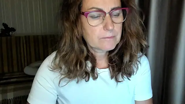 lauraoven online show from 10/16/25, 03:35