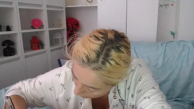 Snapshot of spell_of_love chatting on 09/18/25, 11:01 spell of love online show from 09/18/25, 11:01