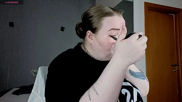 Snapshot of EMMA__CONNOR chatting on 09/28/25, 10:42 EMMA CONNOR online show from 09/28/25, 10:42