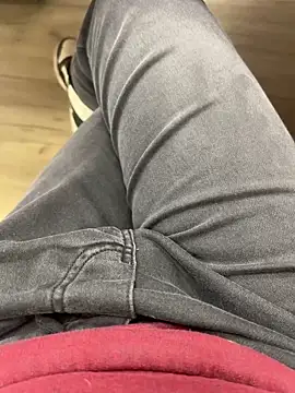 Snapshot of _Inchiodo_ chatting on 12/13/24, 05:43 Inchiodo online show from 12/13/24, 05:43