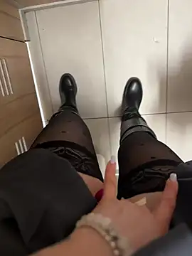 Snapshot of Wet__Bunny chatting on 03/01/25, 09:40 Wet Bunny online show from 03/01/25, 09:40