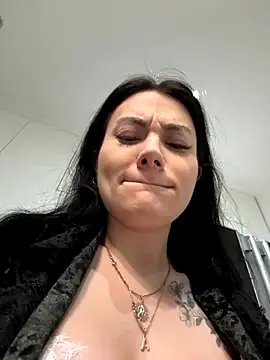 Snapshot of Wet__Bunny chatting on 10/05/25, 03:38 Wet Bunny online show from 10/05/25, 03:38