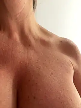 Snapshot of Alimela chatting on 09/13/25, 08:03 Alimela online show from 09/13/25, 08:03