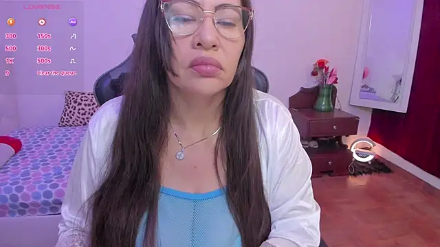 Snapshot of esmeralda_milf chatting on 10/07/25, 11:40 esmeralda milf online show from 10/07/25, 11:40