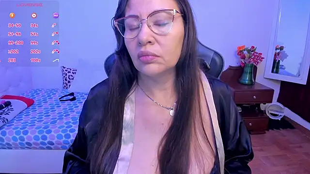 Snapshot of esmeralda_milf chatting on 10/12/25, 08:08 esmeralda milf online show from 10/12/25, 08:08