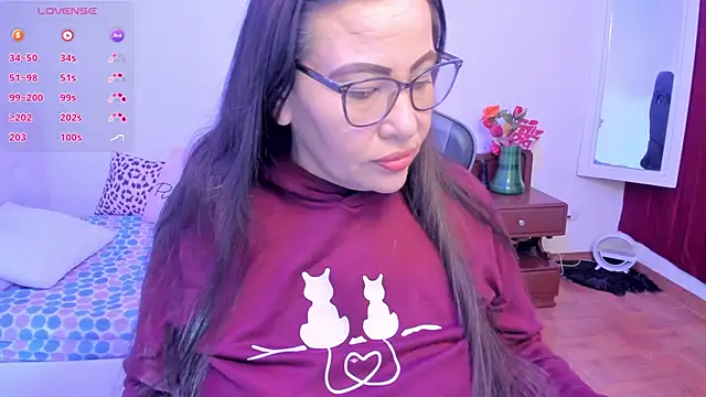 Snapshot of esmeralda_milf chatting on 10/19/25, 02:40 esmeralda milf online show from 10/19/25, 02:40