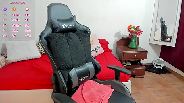 Snapshot of esmeralda_milf chatting on 11/04/25, 07:35 esmeralda milf online show from 11/04/25, 07:35