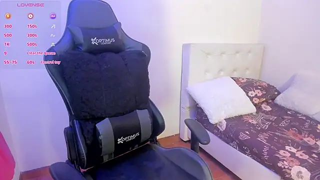 Snapshot of esmeralda_milf chatting on 11/21/25, 07:23 esmeralda milf online show from 11/21/25, 07:23