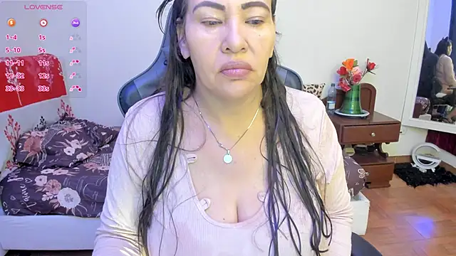 Snapshot of esmeralda_milf chatting on 12/01/25, 02:44 esmeralda milf online show from 12/01/25, 02:44