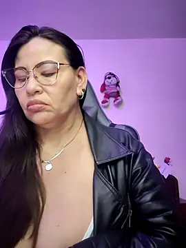 esmeralda milf online show from 03/18/26, 08:12