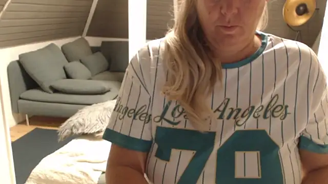 Snapshot of KimMitchelli chatting on 11/19/25, 05:07 KimMitchelli online show from 11/19/25, 05:07