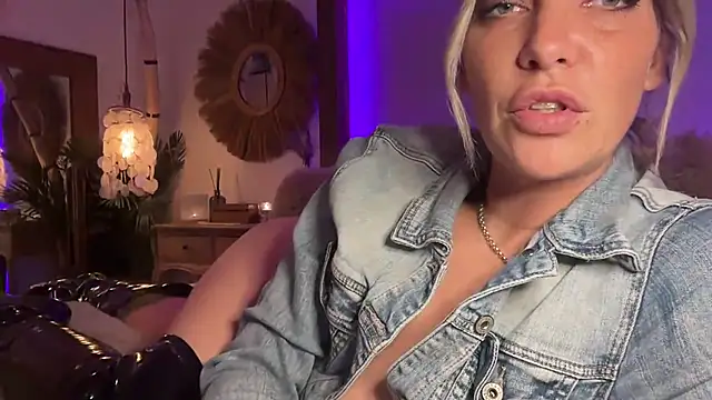 cyberchickie maria online show from 02/23/25, 08:55
