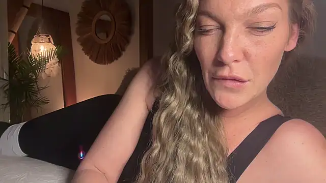 cyberchickie maria online show from 03/22/25, 08:59