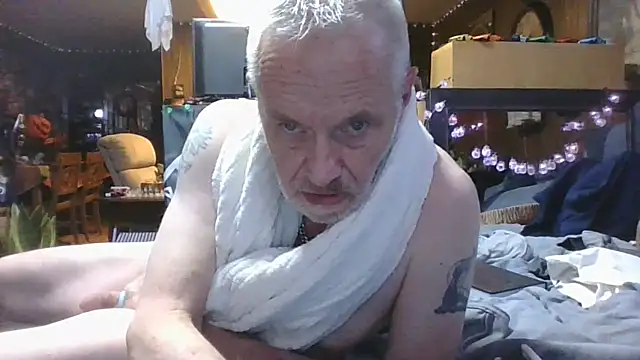 Snapshot of Makowboy chatting on 10/23/25, 07:23 Makowboy online show from 10/23/25, 07:23