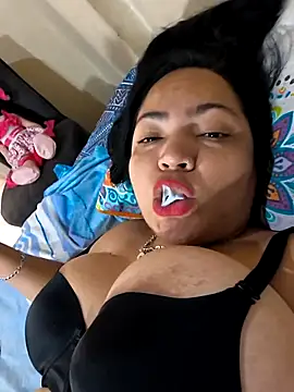 Snapshot of NIKOLE1301 chatting on 09/30/25, 02:11 NIKOLE1301 online show from 09/30/25, 02:11