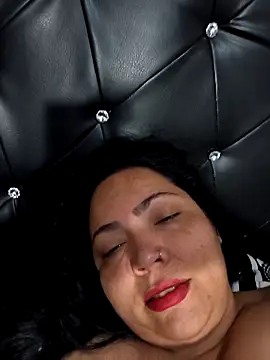 Snapshot of NIKOLE1301 chatting on 12/17/25, 09:21 NIKOLE1301 online show from 12/17/25, 09:21