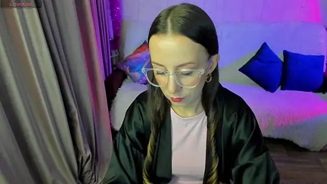 Snapshot of CurlySteph chatting on 11/17/25, 06:03 CurlySteph online show from 11/17/25, 06:03