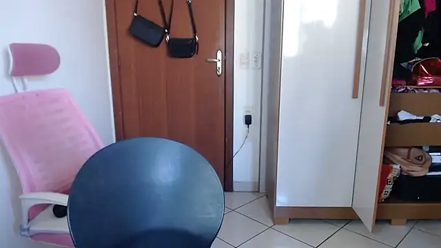 Snapshot of bustycarly chatting on 11/22/25, 12:37 bustycarly online show from 11/22/25, 12:37