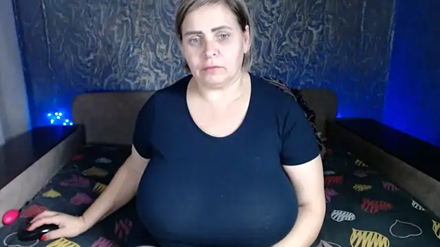 Snapshot of EvaCristal chatting on 11/08/25, 09:24 EvaCristal online show from 11/08/25, 09:24