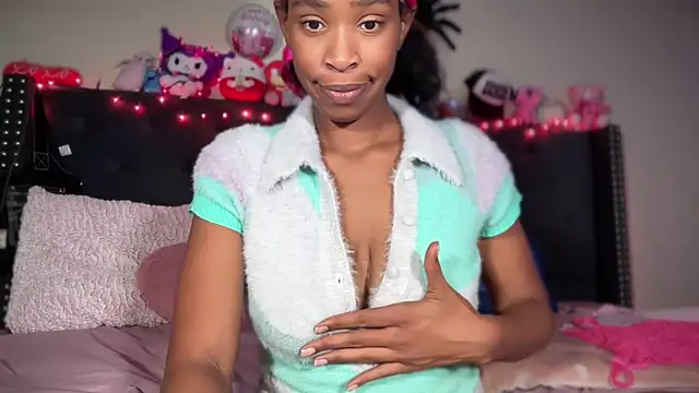 Snapshot of Cum2Charm chatting on 10/28/25, 05:22 Cum2Charm online show from 10/28/25, 05:22