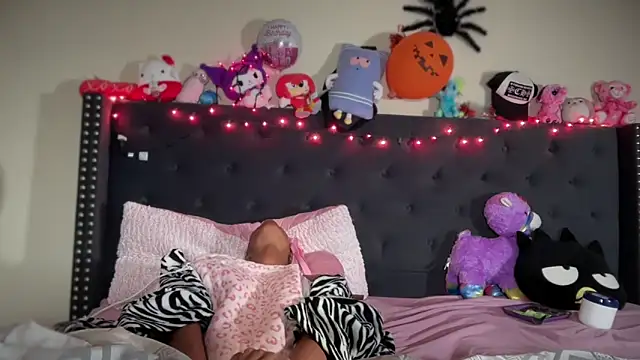 Snapshot of Cum2Charm chatting on 10/31/25, 02:40 Cum2Charm online show from 10/31/25, 02:40