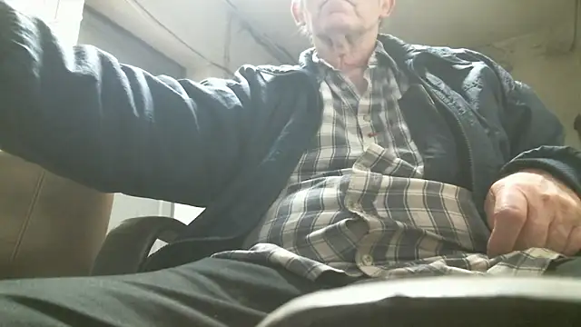 Snapshot of HaraldGermany chatting on 12/17/25, 05:30 HaraldGermany online show from 12/17/25, 05:30